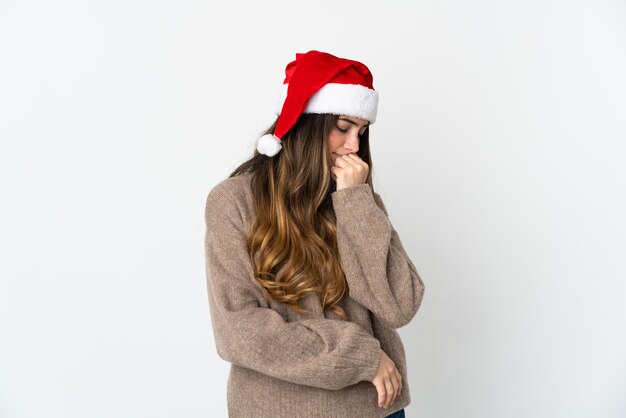 niña con sombrero de navidad aislado sobre fondo blanco