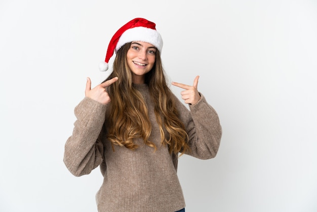 niña con sombrero de navidad aislado sobre fondo blanco