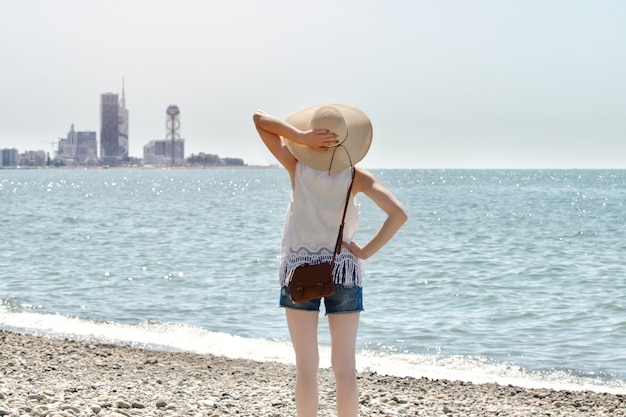 Niña, en, un, sombrero, posición, en la orilla del mar