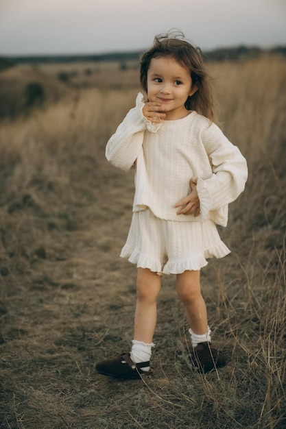 una niña con un sombrero que dice que está usando un vestido