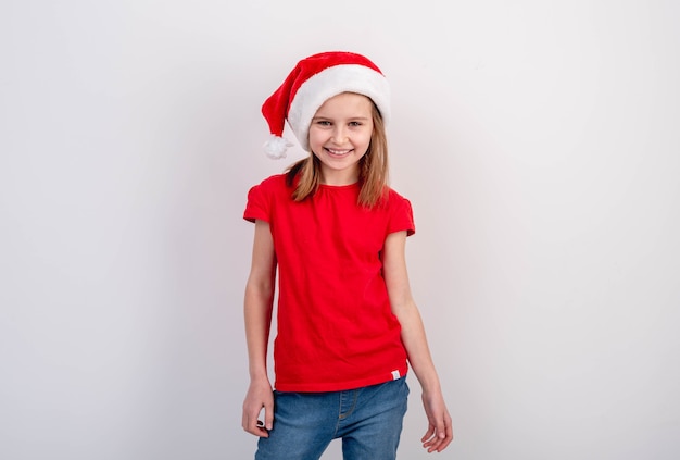 Niña con sombrero de santa en el interior