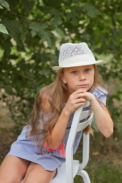 niña con sombrero