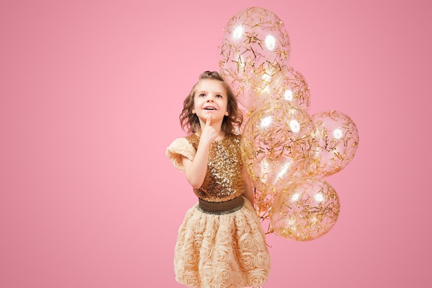 Niña soñadora con globos