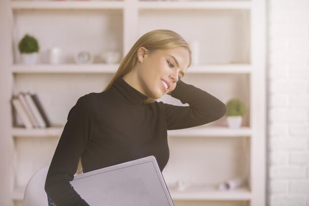 niña, soñar despierto, en, oficina