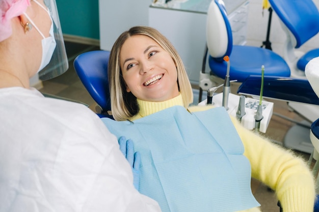 La niña sonríe al dentista y la mira.