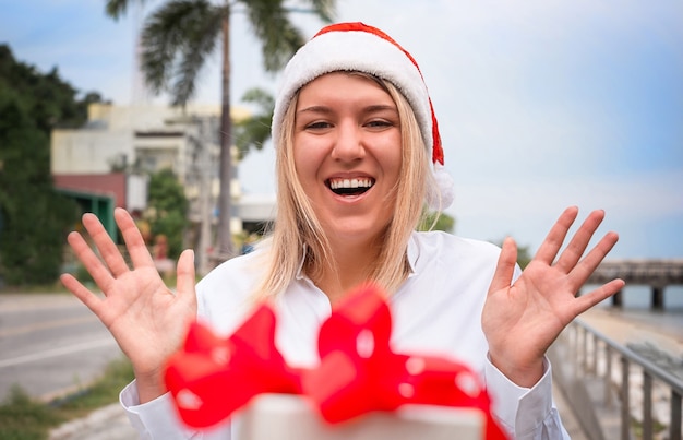 niña sonríe y busca el regalo