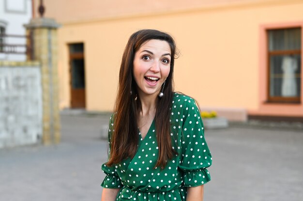 Foto niña sonríe en la calle de la ciudad