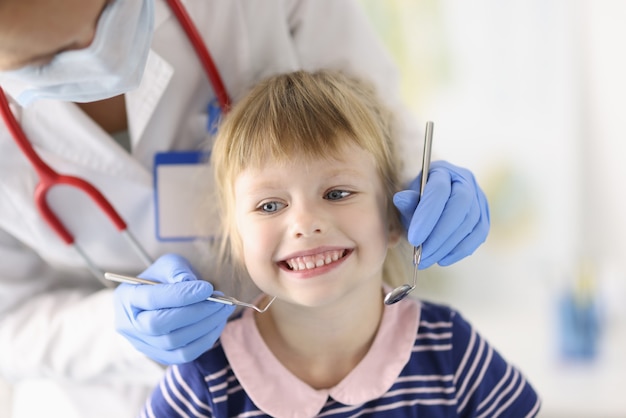 Niña sonríe en la cita con el dentista