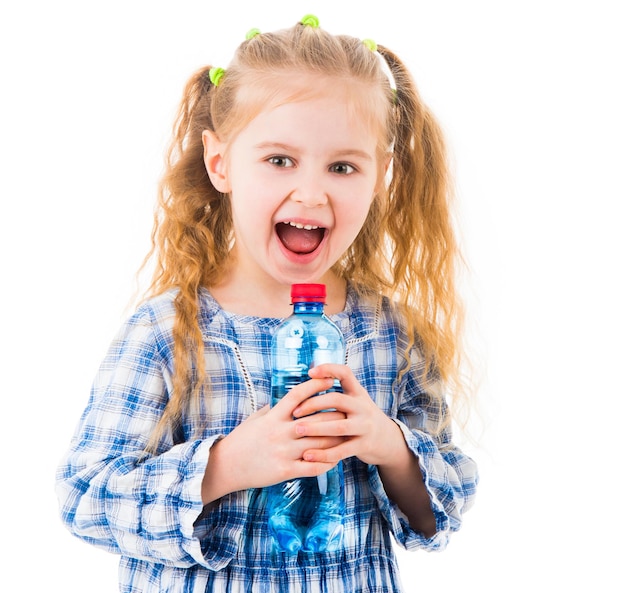 Niña sonriendo con una botella de agua en las manos