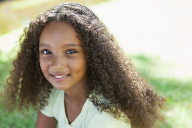 Niña sonriendo a la cámara en el parque