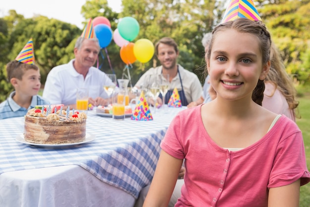 Niña sonriendo a la cámara en su fiesta de cumpleaños