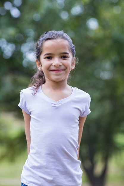 Niña sonriendo a la cámara