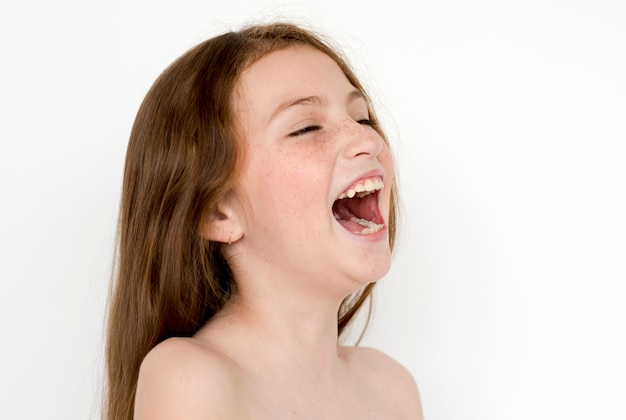 Niña sonriendo felicidad retrato de estudio de pecho desnudo