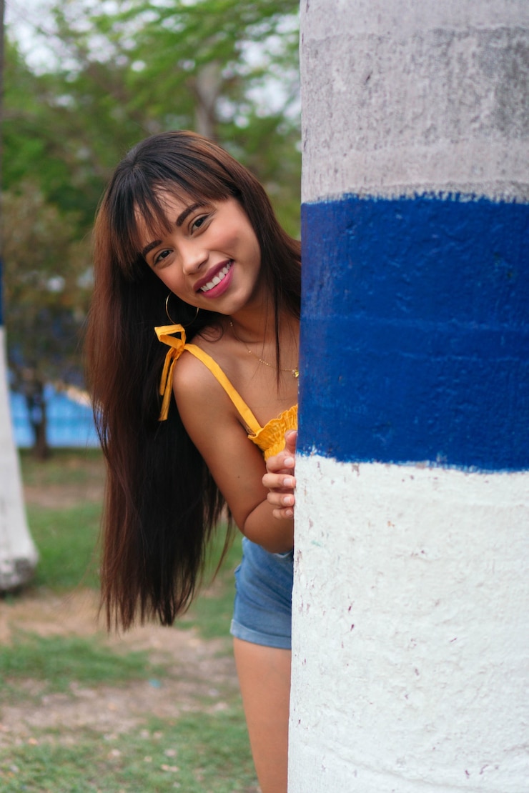 Foto niña sonriendo felizmente caminando en el parque.