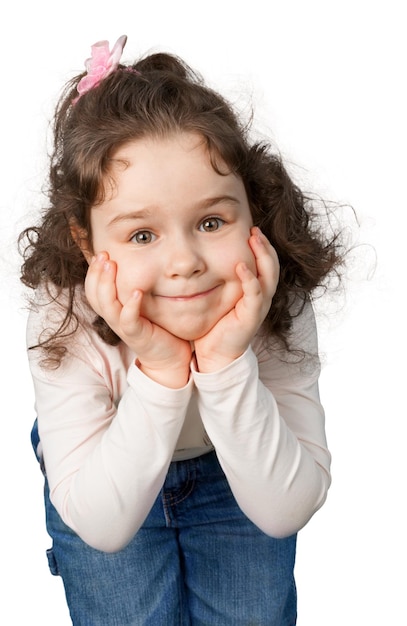 Niña sonriendo con las manos en la barbilla, aislado sobre fondo transparente