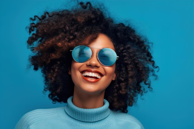 niña sonriendo sobre un fondo azul