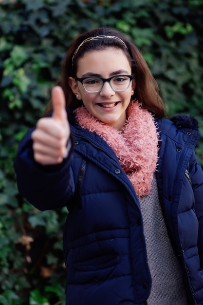 Niña sonriente con 12 años en el jardín