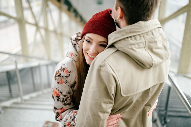 Niña sonriente abrazando a su novio.