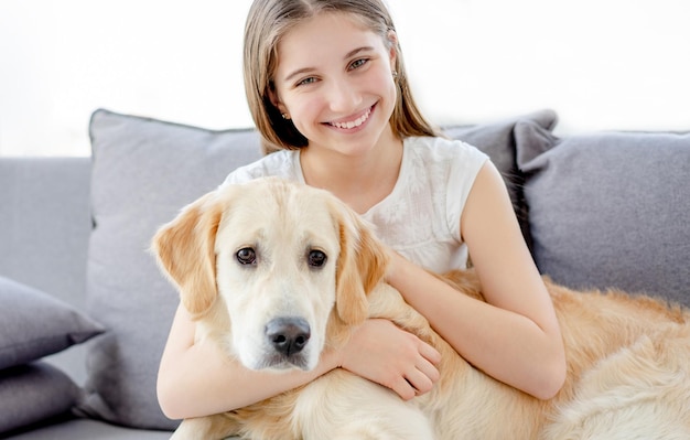 Niña sonriente con adorable perro