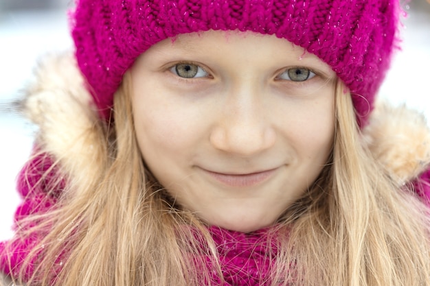 Niña sonriente, aire libre