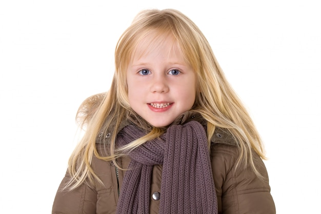 Niña sonriente aislada en blanco