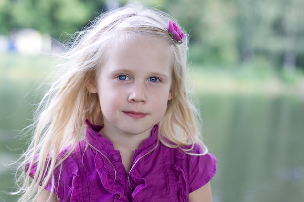 Niña sonriente al aire libre - felicidad