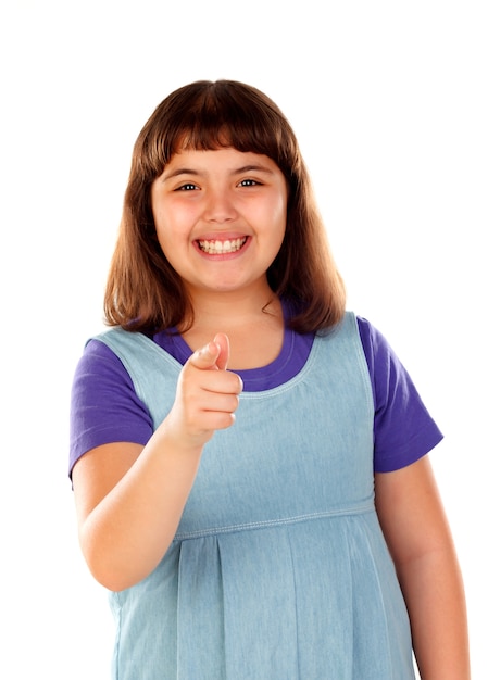 Niña sonriente apuntando a la cámara con su dedo