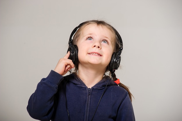 Niña sonriente con auriculares