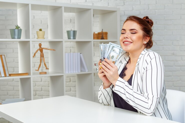 Foto niña sonriente con billetes de dólar