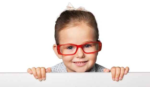 Niña sonriente con blanco en blanco de cerca sobre fondo