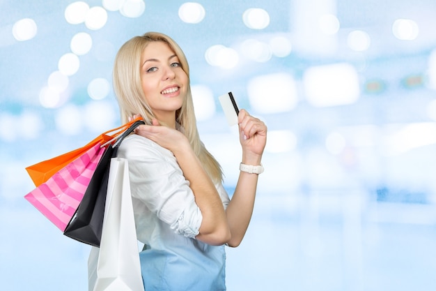 Niña sonriente, con, bolsas de compras