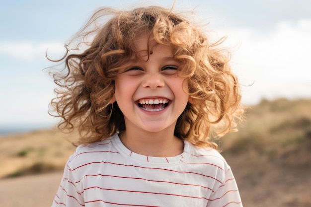 Niña sonriente con el cabello rizado