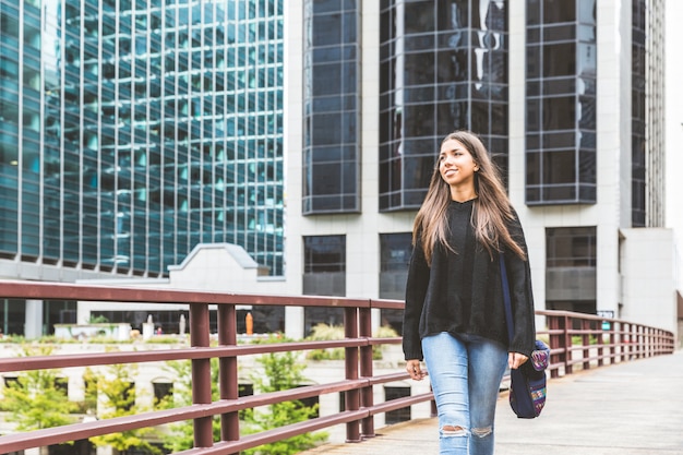 Niña sonriente caminando en Chicago