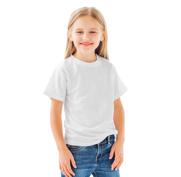 Niña sonriente en una camiseta blanca en blanco aislada en un fondo blanco