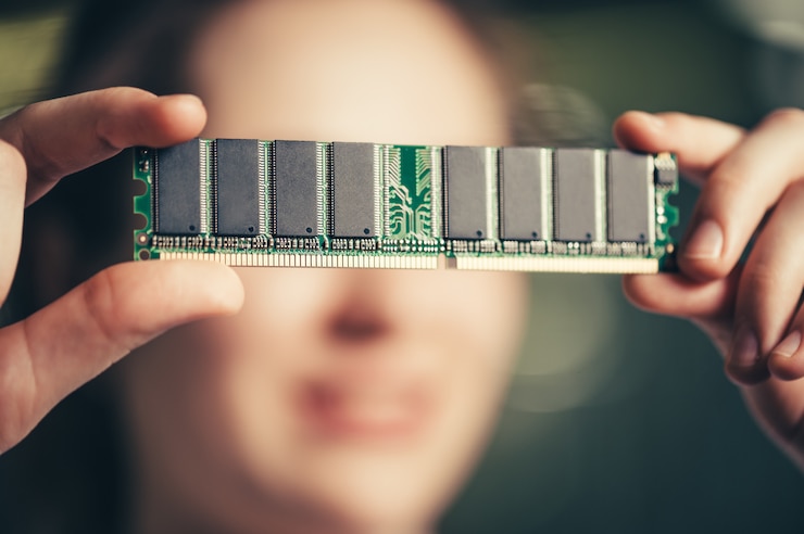 Foto niña sonriente cerró los ojos con el microcircuito. memoria operativa en manos femeninas. anónimo se esconde detrás de la ram. memoria de acceso aleatorio.