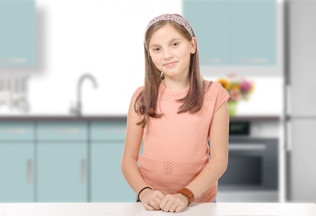 niña sonriente en una cocina