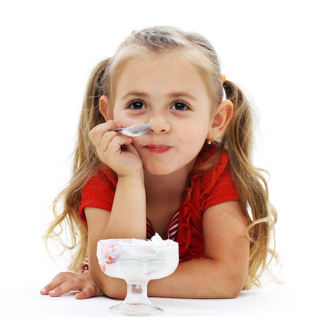 Niña sonriente comiendo helado