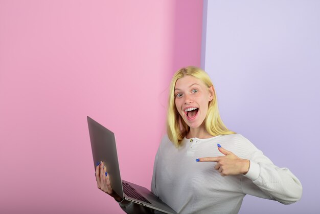 Niña sonriente con computadora personal nuevo dispositivo electrónico mujer mantenga computadora portátil chica de moda