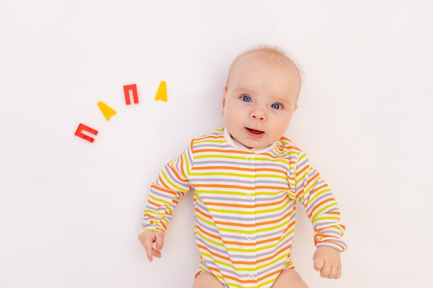 Niña sonriente se encuentra aislada con la inscripción Papá en ruso