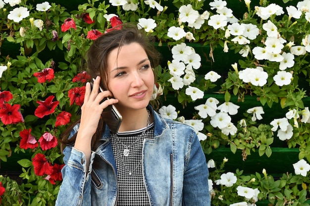 Niña sonriente está hablando sobre el espacio de las flores