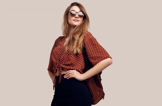 Niña sonriente estudiante hipster con mochila irse de vacaciones