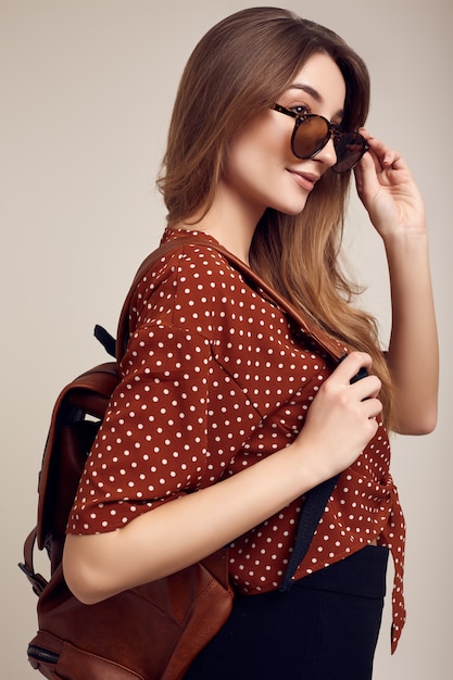 Niña sonriente estudiante hipster con mochila irse de vacaciones