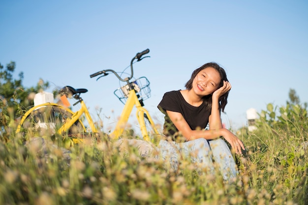 Niña sonriente feliz de estar al aire libre