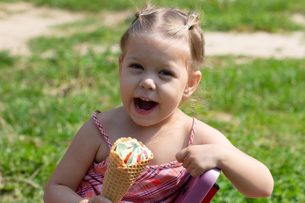 Niña sonriente feliz en el parque de verano