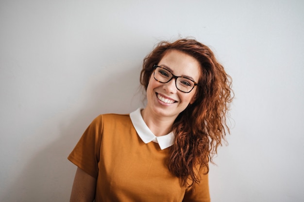 Niña sonriente feliz