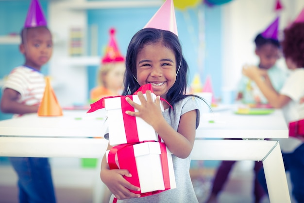 Niña sonriente en la fiesta de cumpleaños