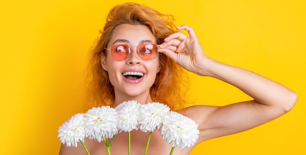 Niña sonriente con flores del día de la mujer en la foto de fondo de la niña con el día de la mujer