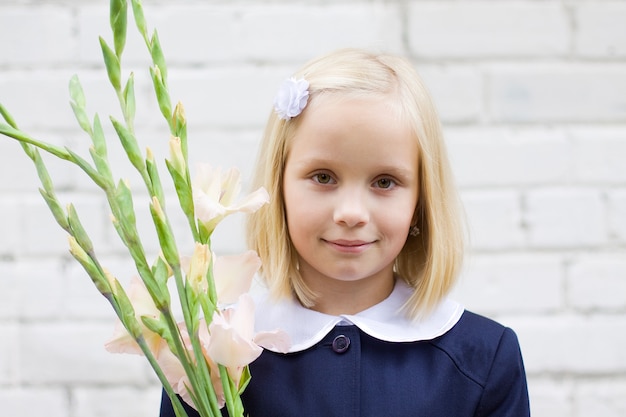 Niña sonriente con flores