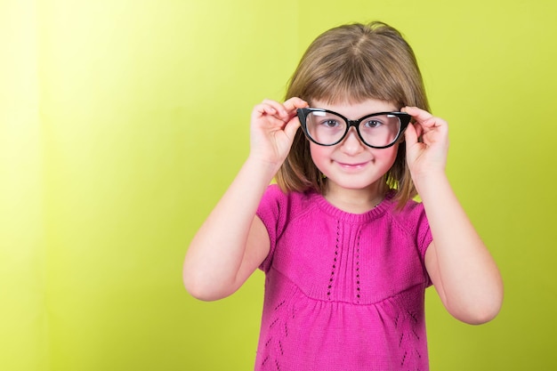 Foto niña sonriente con gafas