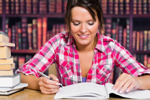 Niña sonriente con un libro